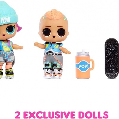 Bonecas coloridas com acessórios de chá, skate e comando de videojogos.