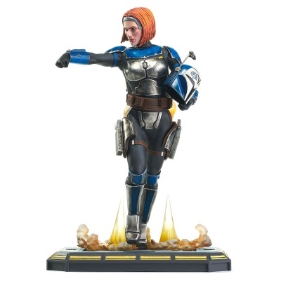 Figura de ação feminina com armadura azul e prata segurando capacete