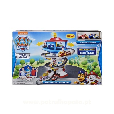 Brinquedo Adventure Bay Rescue Way da Patrulha Pata em caixa azul com carrinhos e personagens.