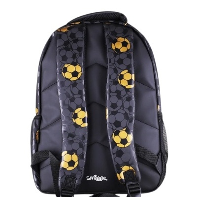 Mochila preta com padrão de bolas de futebol nas alças