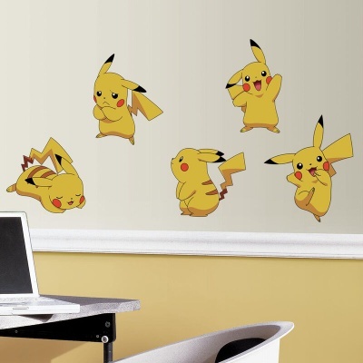 Autocolantes de Pikachu em várias poses na parede de um escritório