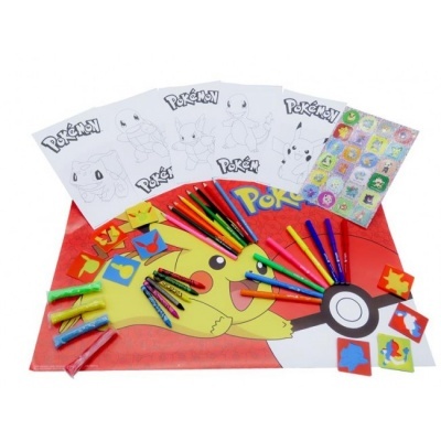 Material de desenho Pokémon com lápis, canetas, giz, folhas para colorir e autocolantes sobre base com Pikachu.