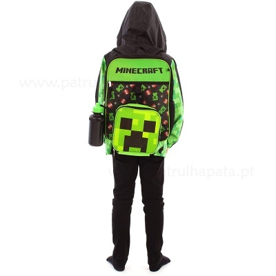 Criança de costas com mochila Minecraft verde e preta e casaco com capuz preto e verde