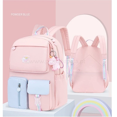 Mochila rosa clara com bolsos azul claro e rosa, chaveiro unicórnio, alças iridescentes