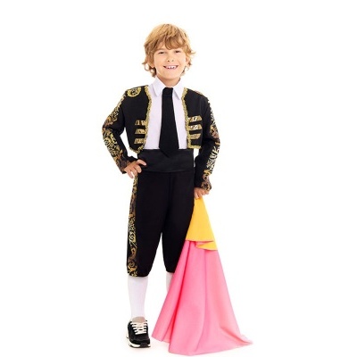 Criança com fato de matador preto com detalhes dourados e capa rosa