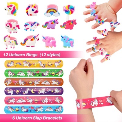 Anéis de unicórnio coloridos e pulseiras slap decoradas com unicórnios