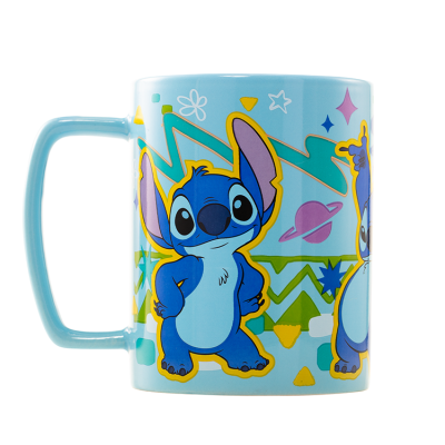 Caneca azul com personagem Stitch e elementos decorativos coloridos.