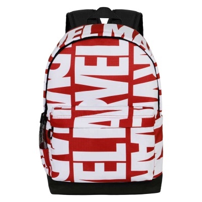 Mochila vermelha e branca com palavras em letras grandes e alças pretas