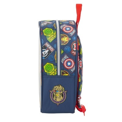 Mochila azul com emblemas de super-heróis e ilustração do Thanos