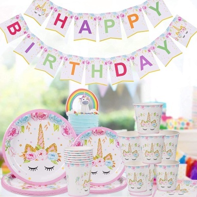 Conjunto de festa unicórnio com pratos, copos e faixa HAPPY BIRTHDAY em letras coloridas