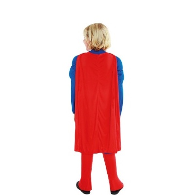 Criança de costas com fantasia de super-herói vermelha e azul