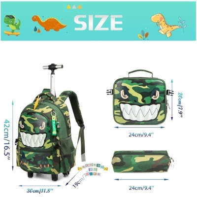 Conjunto mochila com rodas, bolsa de almoço e estojo camuflado com rosto sorridente e dentes, medidas visíveis e fundo azul com dinossauros