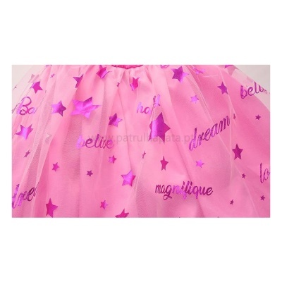 Saia cor-de-rosa com tule e estampado de estrelas e palavras em roxo