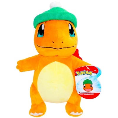 Pelúcia do Pokémon Charmander com gorro verde e etiqueta