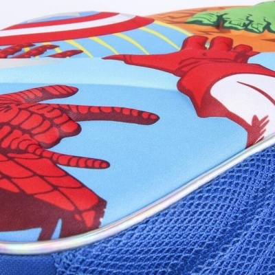 Detalhe de mochila infantil Homem-Aranha com rede azul na lateral