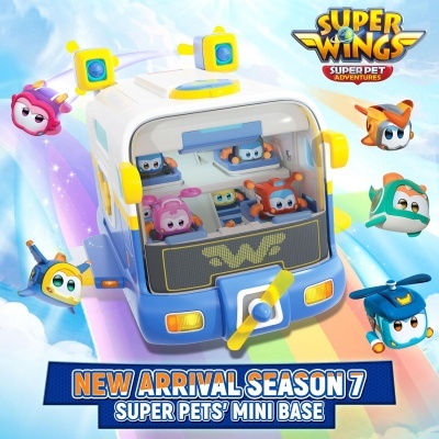 Brinquedo base miniatura dos Super Pets em forma de aviões coloridos com céu azul ao fundo
