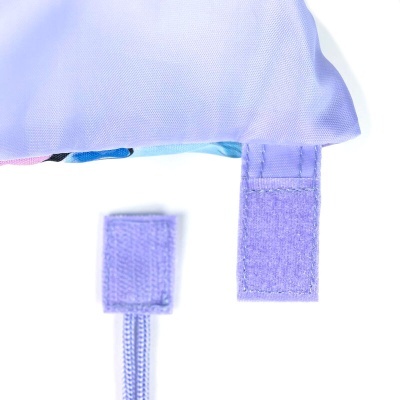 Tecido lilás com fechos de velcro lilás e costuras, sobre fundo branco