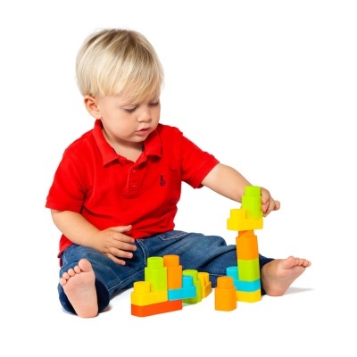 Criança sentada a brincar com blocos de construção coloridos