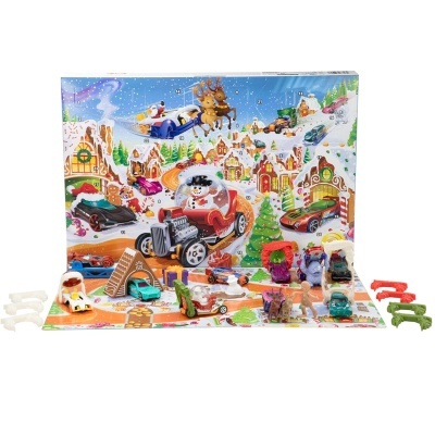 Calendário de advento com carros em miniatura e ilustração natalícia