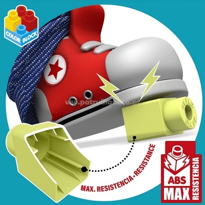 Brinquedo de bloco de construção com ténis vermelho e cinzento e peça amarela destacada