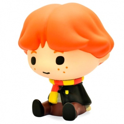 Figurinha de vinil de personagem com cabelo laranja e cachecol às riscas
