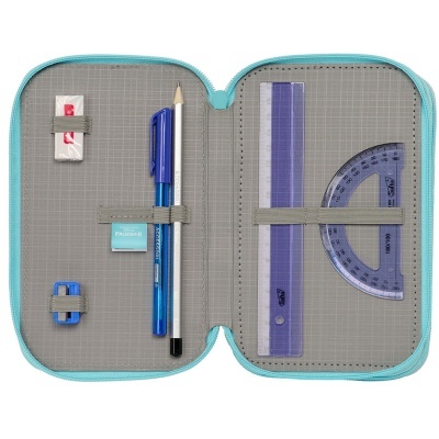 Estojo escolar aberto com borracha, canetas, lápis, apontador e réguas organizados por elásticos