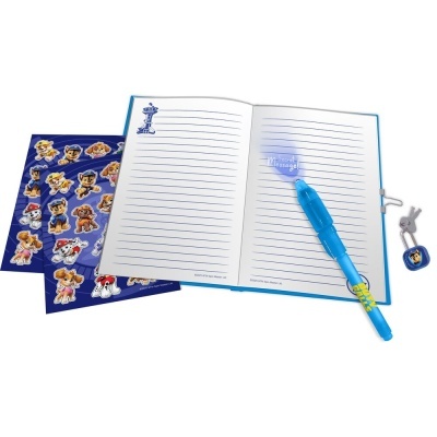 Caderno azul, caneta azul com luz, chave com pendente e autocolantes de personagens