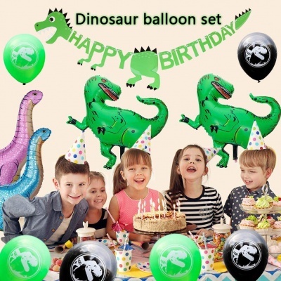 Conjunto de balões temáticos dinossauro para festa de aniversário com crianças à mesa.