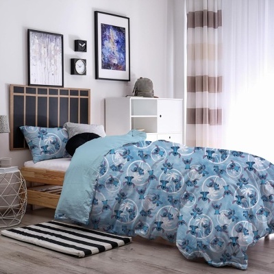 Quarto com cama de solteiro vestida com roupa de cama azul claro e almofadas, candeeiro de pé branco e mobiliário branco