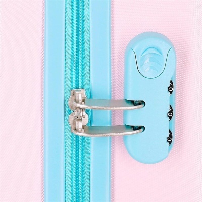 Fecho cadeado azul em mala rosa com fecho de correr azul.