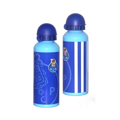 Duas garrafas de alumínio azul claro com tampas azul escuras e emblema do FC Porto