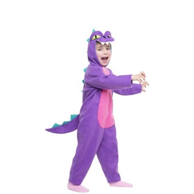 Fato de pijama de dinossauro roxo para criança com barriga rosa e capuz com olhos, dentes e espinhos azuis.