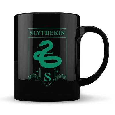 Caneca preta com símbolo verde de Slytherin