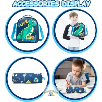 Mochila azul com dinossauro e estojo com padrão infantil, exibidos em círculo e usados por crianças.