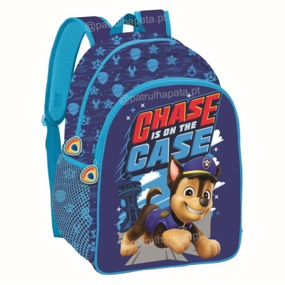 Mochila azul com estampa do personagem Chase da Patrulha Pata e texto CHASE IS ON THE CASE