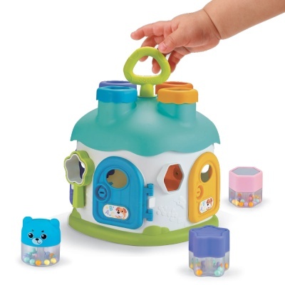 Brinquedo infantil casa colorida com formas para encaixar cubos transparentes com bolas coloridas