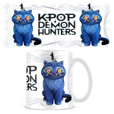 Caneca branca com gato azul estilizado, pássaro preto e texto KPOP DEMON HUNTERS
