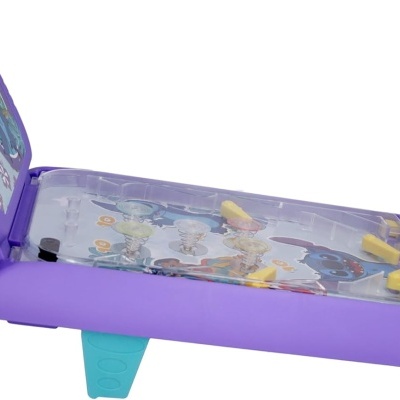 Jogo infantil portátil de pinball em plástico roxo e azul com ilustrações coloridas.