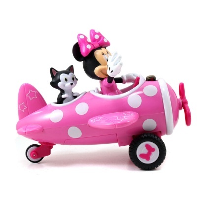 Brinquedo de Minnie Mouse num avião cor-de-rosa com bolinhas brancas e um gato cinzento ao lado