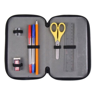 Estojo cinzento aberto com material escolar dentro