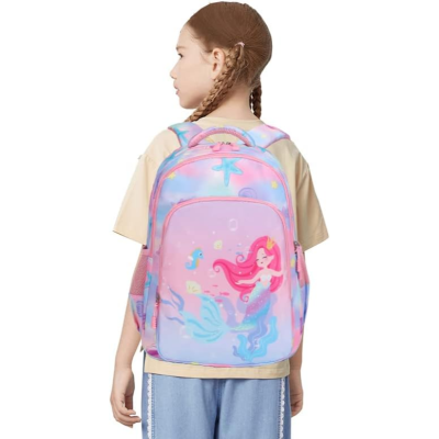 Mochila infantil rosa e azul com sereia, usada por criança de costas