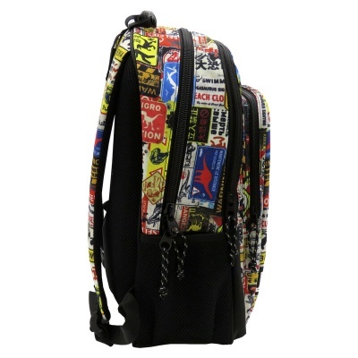 Mochila colorida com padrões de sinais e rótulos diversos e zíperes pretos