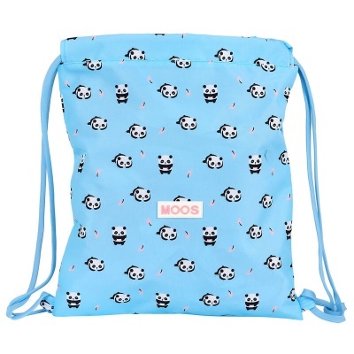 Mochila saco azul claro com padrão de pandas a preto e branco e etiqueta com texto MOOS