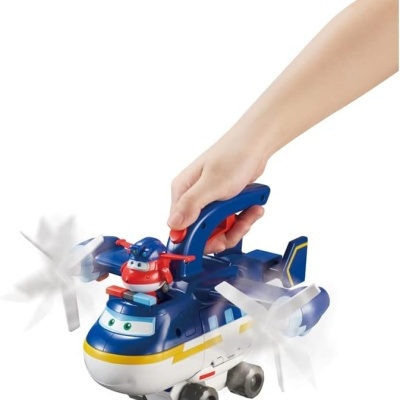 Brinquedo de avião azul, branco e amarelo com hélices em movimento e personagem vermelho