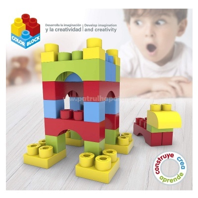 Blocos de construção coloridos empilhados e texto promocional em fundo com criança.