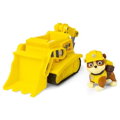 Brinquedo escavadora amarela e figura de cão com capacete em fundo branco