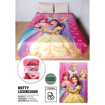 Edredão infantil rosa com princesas Disney estampadas e embalagem cilíndrica transparente com etiquetas e poster das princesas.