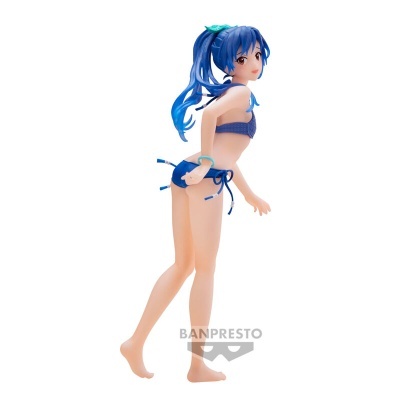 Figura feminina de cabelo azul e biquíni azul em fundo branco