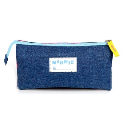 Estojo retangular azul escuro com fecho azul claro e etiqueta 'MINNIE &'