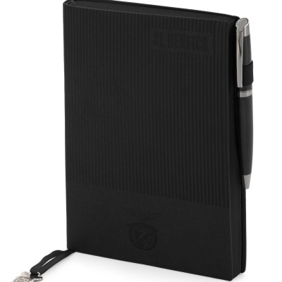 Caderno preto com caneta preta e detalhes metálicos